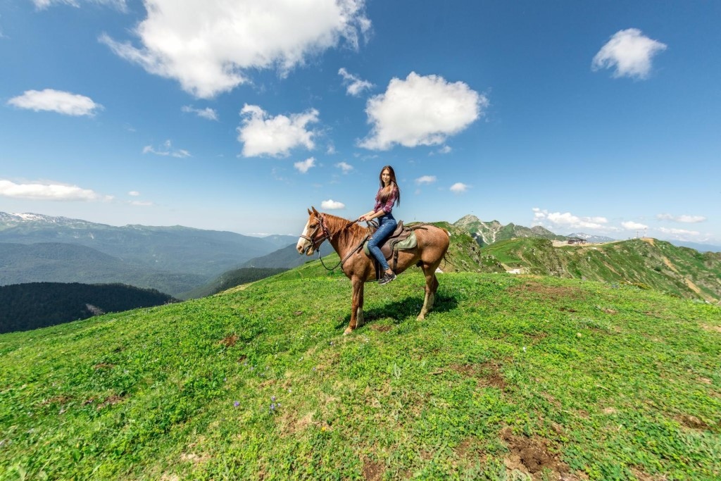 На горном курорте «Горки Город» открыты конные прогулки